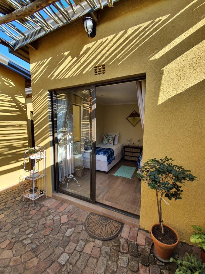 Lebo'S Soweto Backpackers Hostel Εξωτερικό φωτογραφία
